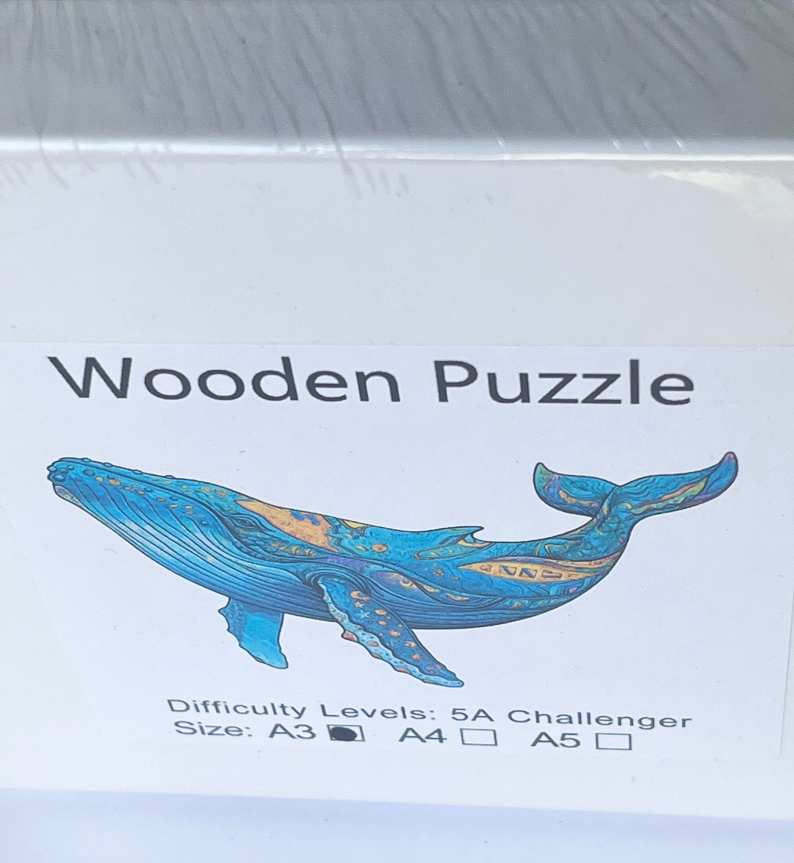 Puzzle A3 en bois laminé dans une boîte cartonnée avec sac de transport et reproduction. Pièces irrégulières uniques rendant l'assemblage encore plus enrichissant, La Baleine Bleue