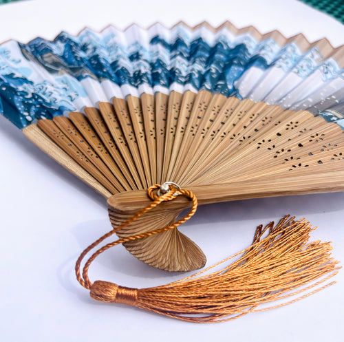 Éventail léger et maniable, conçu en lin et bambou, de 34cm d'amplitude, la célèbre vague de Kanagawa