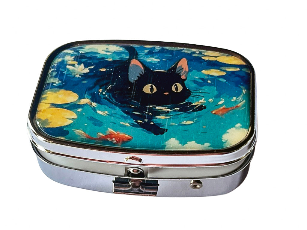 Pilulier de voyage triangulaire mignon et costaud en métallisé, petit chaton joue avec les carpes Koï