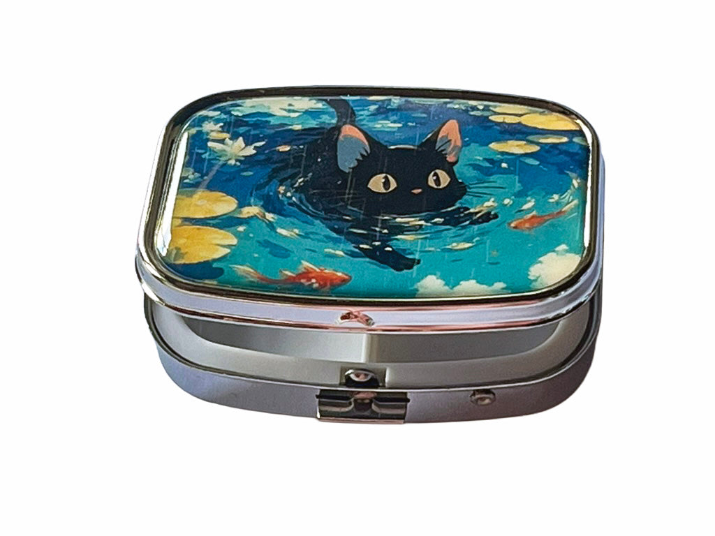 Pilulier de voyage triangulaire mignon et costaud en métallisé, petit chaton joue avec les carpes Koï